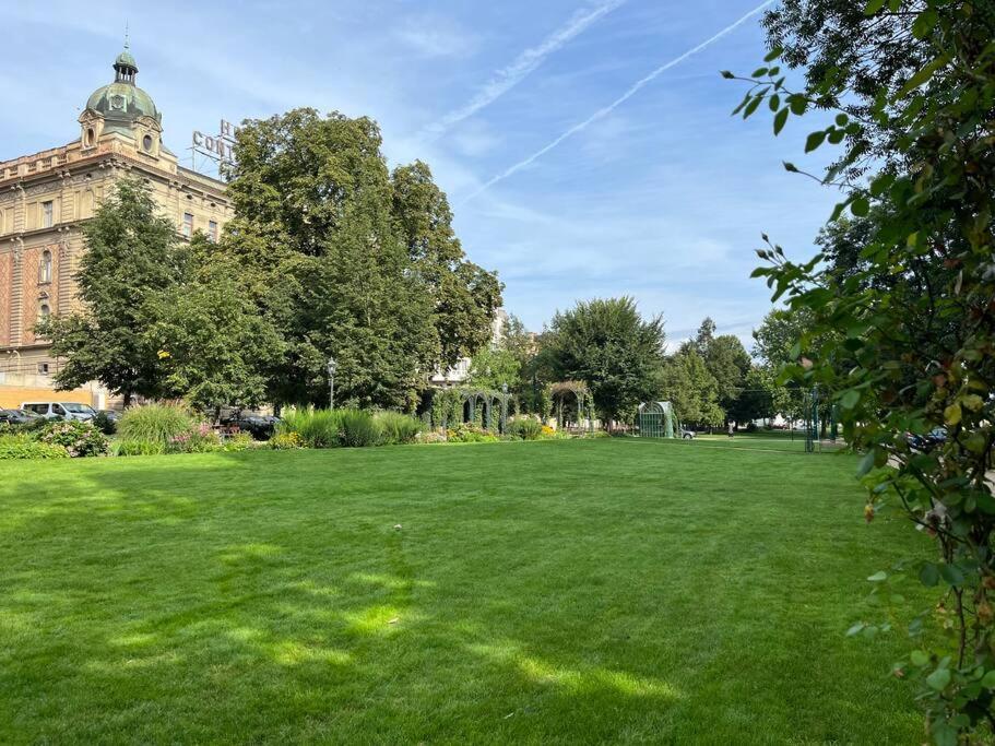 In Historical Center With Park View Apartment